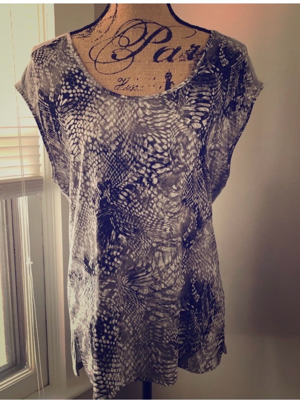 Women's Cap Sleeve Scoop Neck Tunic - Gray Abstract Print